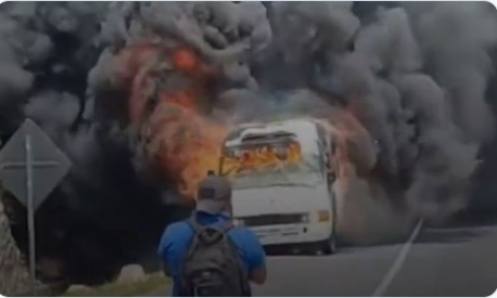 Autobús toma fuego en la carretera CA-5 Norte