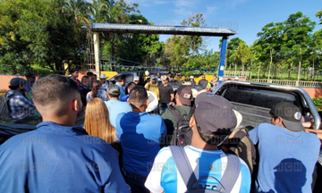 ¡Vergonzoso! Por una «llanta ponchada» estudiantes de ingeniería se toman el CURLA en La Ceiba