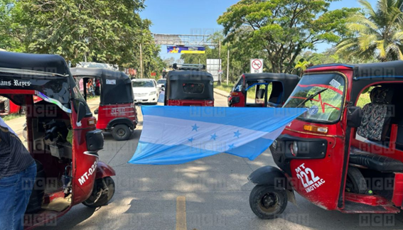 Protesta de Mototaxistas en la zona de Santa Cruz de Yojoa