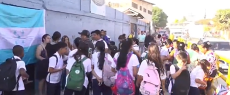 Protesta pacífica para exigir la contratación de más maestros